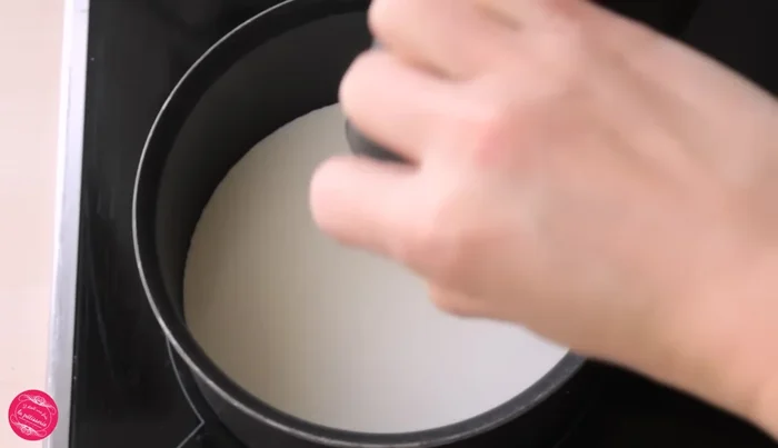 Faire chauffer 60ml de crème liquide entière.