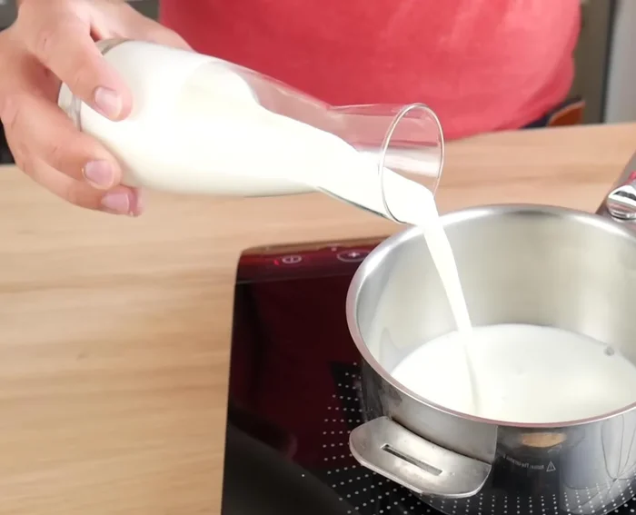 Préparation de la ganache : Dans une casserole, porter à ébullition la crème liquide, le lait et le beurre.