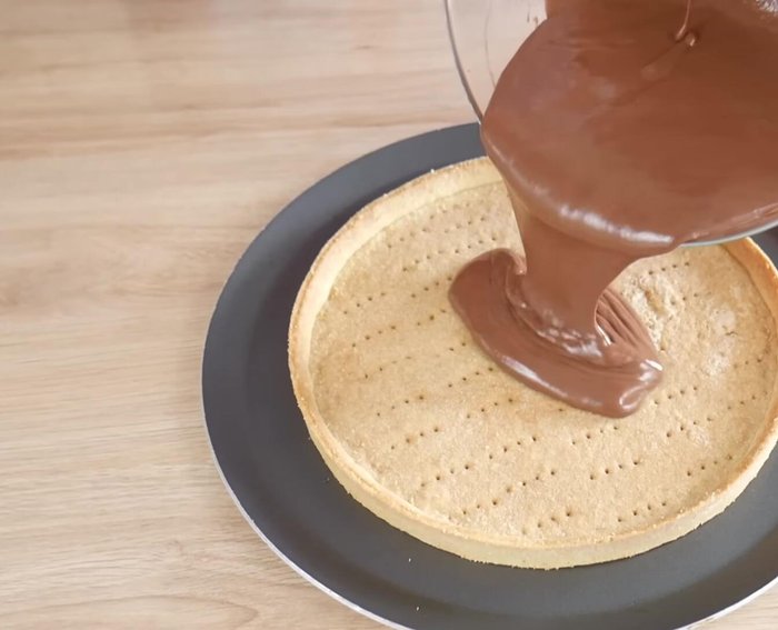 Verser la ganache sur le fond de tarte cuit et répartir uniformément.