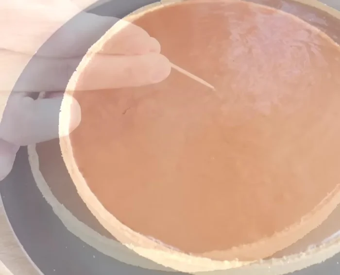 Faire éclater les bulles éventuelles à la surface à l'aide d'un cure-dent.