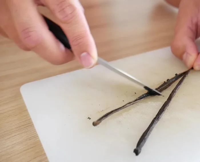 Préparation de la pâte sucrée : Dans la cuve du batteur, mélanger le beurre pommade avec le sucre glace et les graines de vanille.
