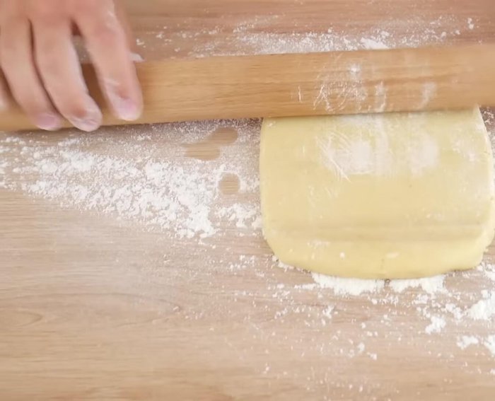 Fariner le plan de travail, abaisser la pâte sur 2 à 3 mm d'épaisseur et foncer un cercle à tarte de 22 cm.
