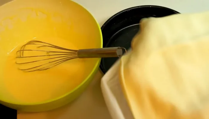 Foncer le moule avec la pâte feuilletée et piquer le fond.