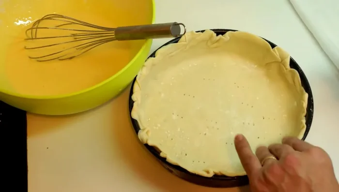 Réserver la pâte au frais.