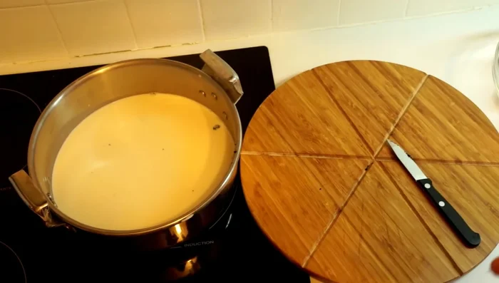 Porter la crème à ébullition.