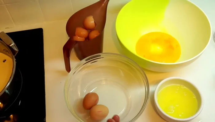 Séparer les blancs des jaunes d’œufs. (Conserver les blancs pour une autre utilisation).