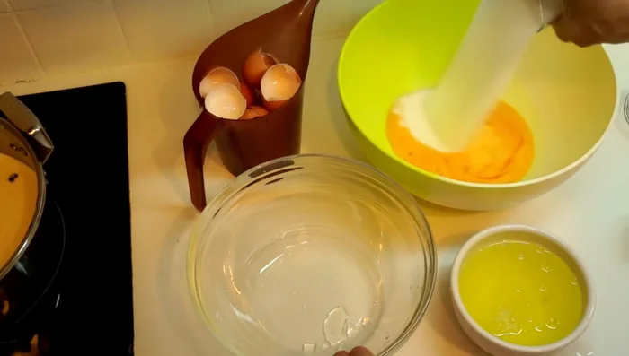 Dans un bol, blanchir les jaunes d’œufs avec le sucre jusqu'à obtenir un mélange mousseux.