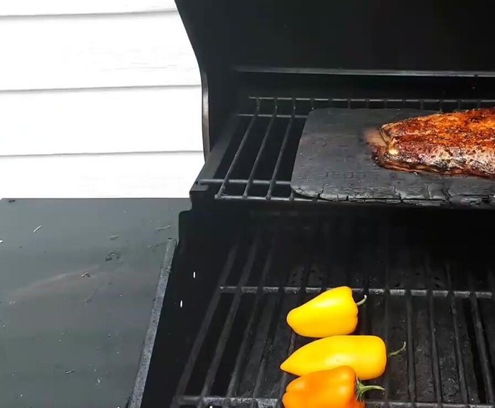 Pendant la cuisson du saumon, faire griller les petits poivrons.