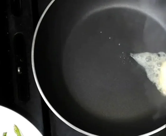 Faire cuire la salicorne dans une poêle avec un peu d'huile et de beurre.