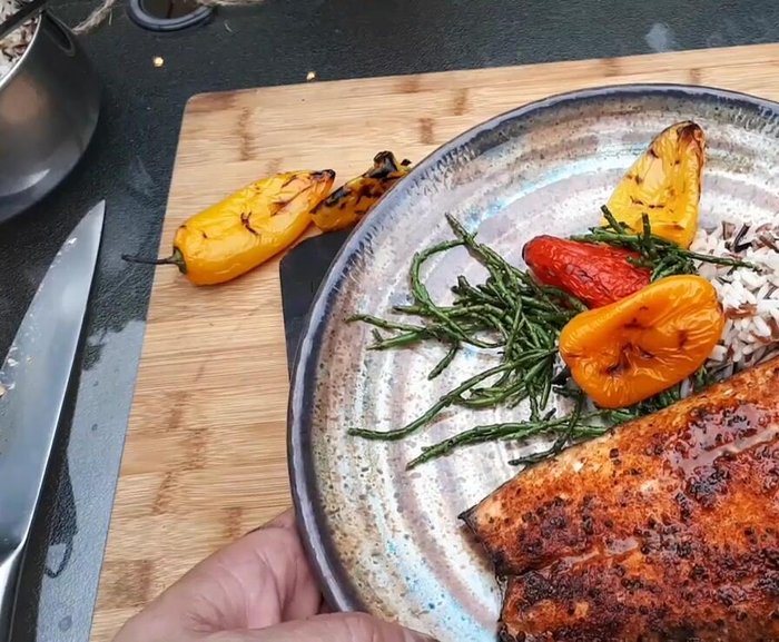 Servir le saumon avec la salicorne, les poivrons grillés, et un mélange de riz brun et de riz sauvage.