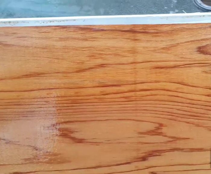 Bien faire tremper les planches de cèdre dans l'eau pour éviter qu'elles ne brûlent sur le barbecue.