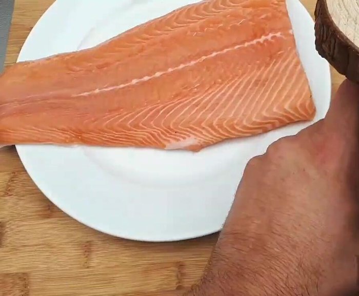 Appliquer une bonne couche d'épices du guerrier sur le saumon.