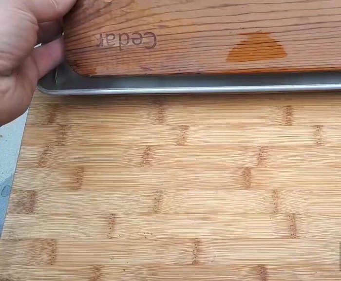 Déposer le saumon sur la planche de cèdre humide et placer sur le barbecue chaud.