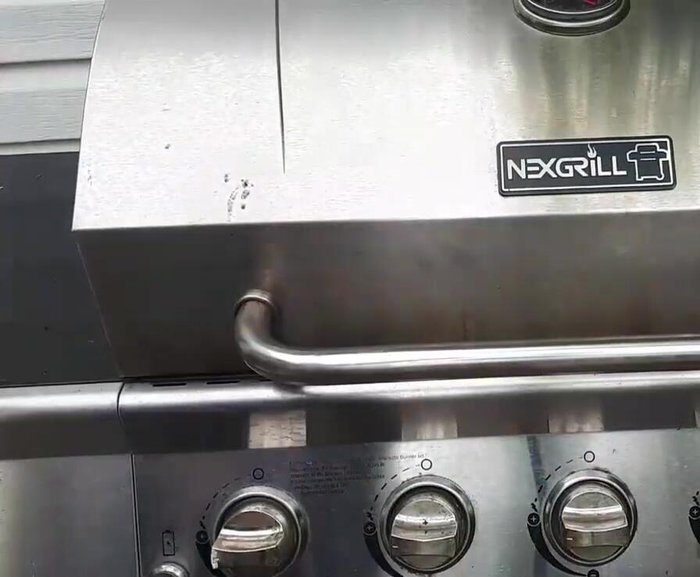 Cuire pendant environ 4 minutes, puis surélever la planche pour une cuisson plus uniforme et un goût fumé.