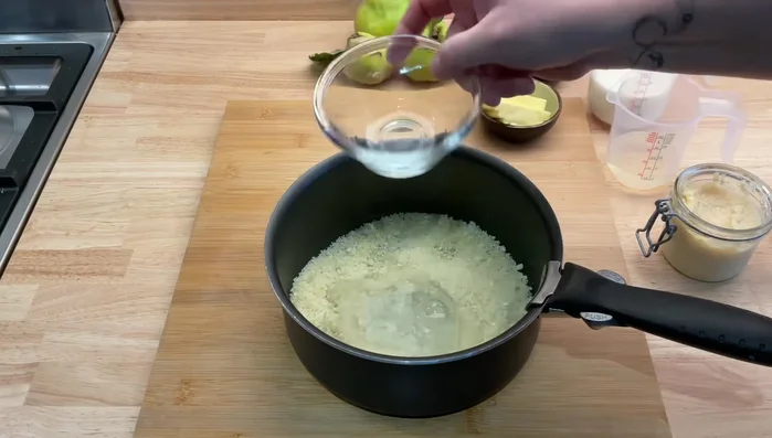 Ajouter de l'eau, du lait et du vin blanc (ou plus d'eau si vous n'utilisez pas de vin blanc).