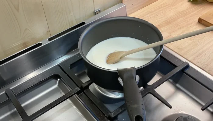 Faire cuire à feu doux pendant environ 10 minutes, en remuant régulièrement pour éviter que la préparation ne colle au fond de la casserole.