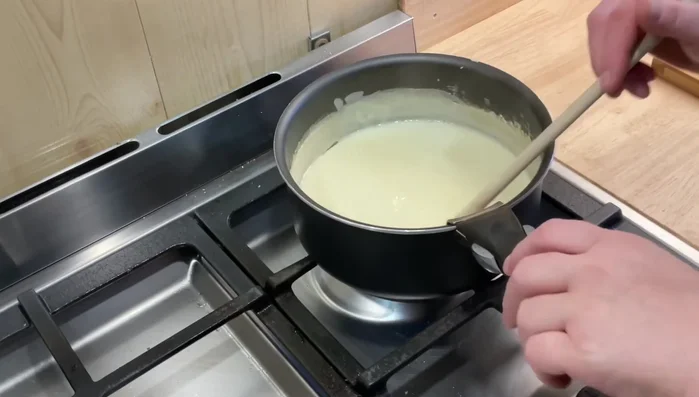 Une fois le Metton fondu (après environ 9 minutes), éteindre le feu.