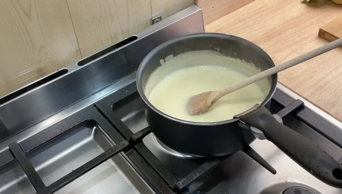 Ajouter du beurre salé (ou une pincée de sel si vous n'avez pas de beurre salé) et laisser fondre.