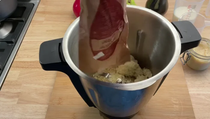 Mixer le Metton avec un robot mixeur. Ajouter le sel et l'ail (frais ou en purée).