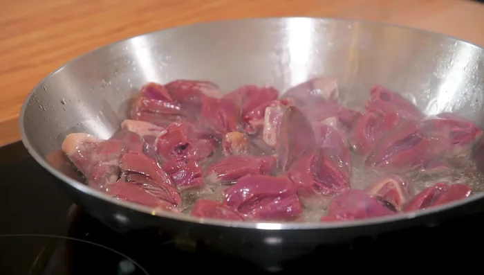 Cuisson des cœurs de canard : Dans une poêle séparée, faire chauffer la graisse de canard. Ajouter les cœurs de canard et les faire saisir à feu assez fort pour les caraméliser. Assaisonner.