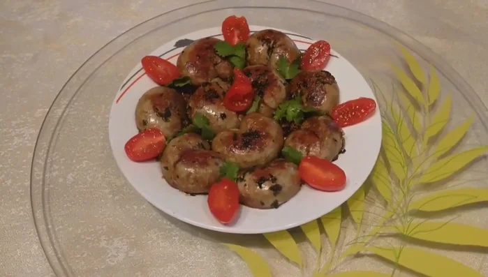 Servir les rognons d'agneau avec des tomates cerises, des feuilles de coriandre et de persil (380.6).