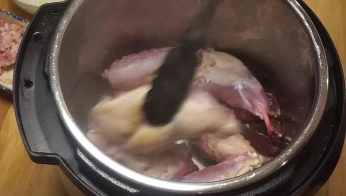 Retirer le lapin de la poêle et réserver.