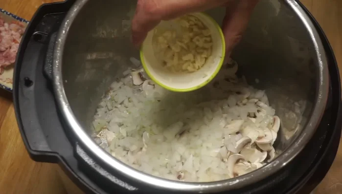 Ajouter les champignons et cuire environ 5 minutes, jusqu'à ce qu'ils soient tendres.