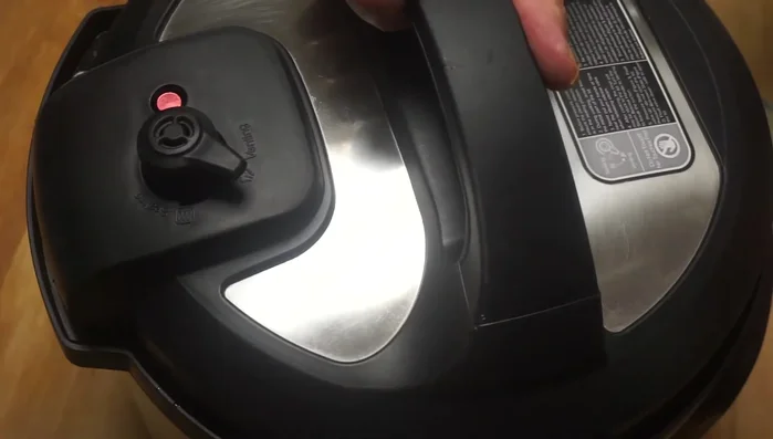 Fermer le couvercle de l'Instant Pot, s'assurer que la valve est sur « étanche ». Cuire à haute pression pendant 4 minutes.