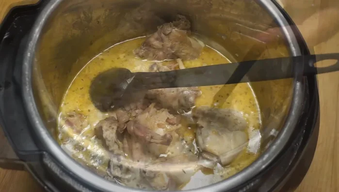 Si besoin, épaissir la sauce avec un peu de fécule de maïs mélangée à de l'eau froide.