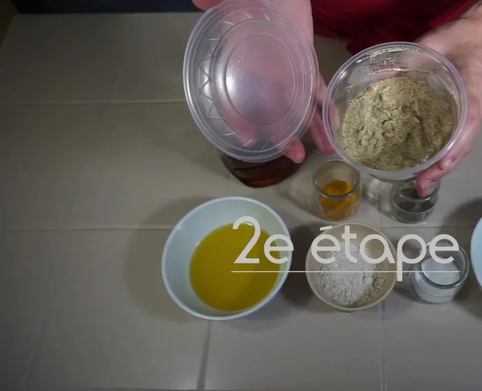 Après 24 heures, ajouter l'huile, la farine, le sel, le curcuma, le poivre, et le miel dans un grand bol.
