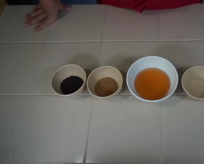 Mélanger les graines de moutarde noire et jaune, le vinaigre de cidre et l'eau dans un blender. Mixer jusqu'à obtenir une consistance crémeuse.