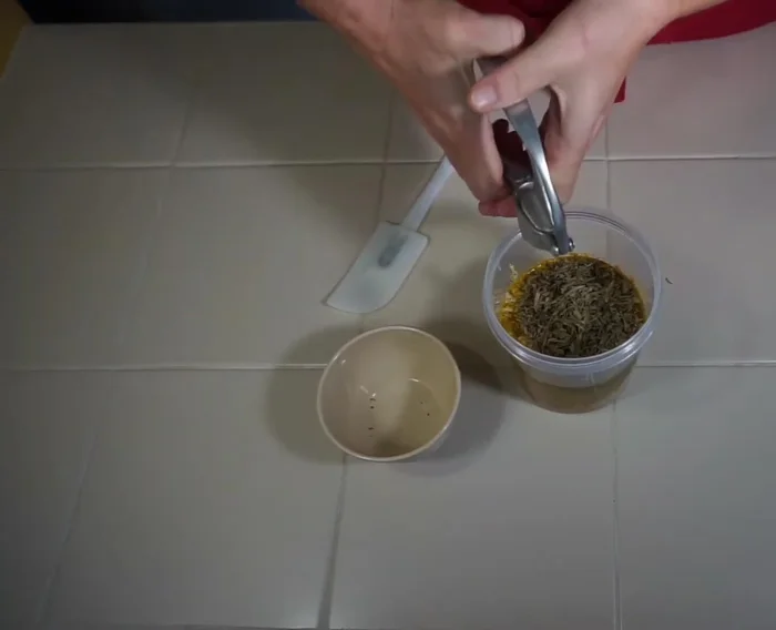 Mixer le tout à l'aide d'un mixeur plongeant jusqu'à obtenir une moutarde onctueuse et homogène.
