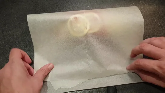 Fermer la papillote en formant des triangles et en pliant bien les bords pour que la papillote soit bien étanche.