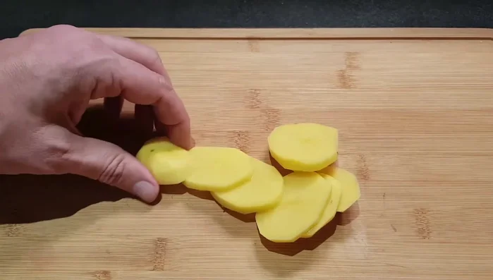 Éplucher et couper les pommes de terre en tranches. Les faire cuire au micro-ondes avec un peu d'eau, du sel et du poivre pendant 3 minutes. Elles doivent être cuites mais fermes.