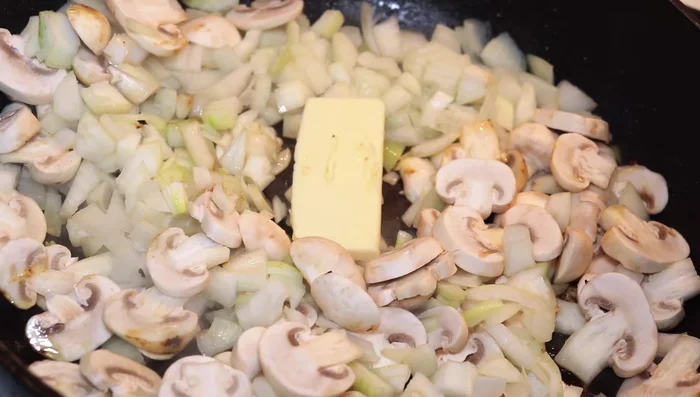 Faire cuire les oignons et les champignons coupés dans une poêle avec du beurre jusqu'à ce qu'ils soient dorés (environ 5 à 10 minutes).