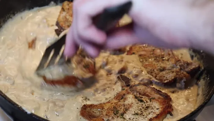 Remettre les côtelettes dans la sauce pour les réchauffer.