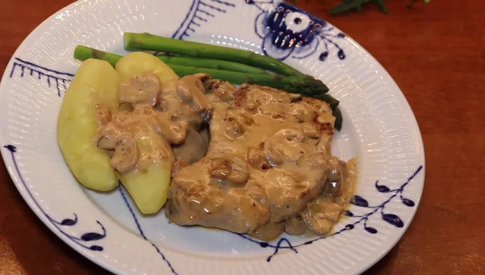Servir les côtelettes avec les pommes de terre bouillies et des asperges blanchies.
