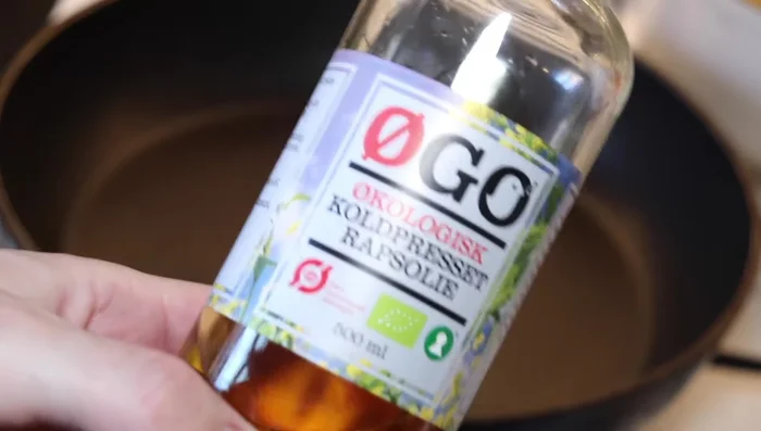 Faire frire les côtelettes dans une poêle avec de l'huile de colza, environ 3 à 4 minutes par côté, jusqu'à ce qu'elles soient dorées.