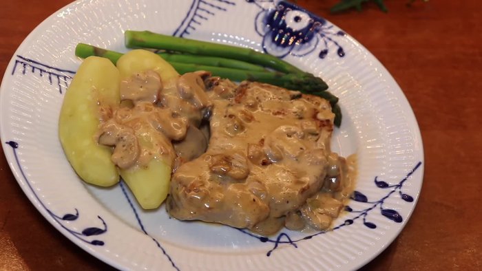 Assaisonner les côtelettes de porc avec du sel, du poivre et du romarin frais. Masser légèrement les épices dans la viande des deux côtés.