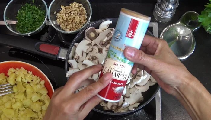 Cuire les champignons : Faire chauffer l'huile d'olive dans une poêle à feu vif. Ajouter une gousse d'ail écrasée, les champignons, et du sel. Laisser cuire 4 à 5 minutes, jusqu'à ce que l'eau s'évapore et que les champignons aient une texture parfaite.
