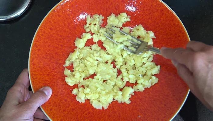 Dresser l'assiette : Étaler les pommes de terre écrasées au fond de l'assiette. Disposer les champignons et les œufs par-dessus. Parsemer de persil.
