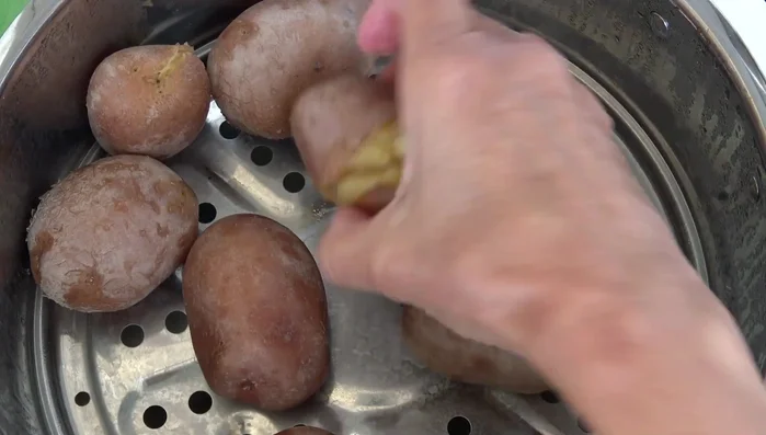 Préparer les pommes de terre : les faire cuire à la vapeur, puis les écraser à chaud avec les doigts. Assaisonner avec de l'huile d'olive et de la fleur de sel.