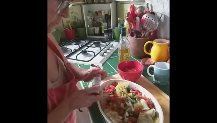 Assaisonner avec du sel, du poivre.