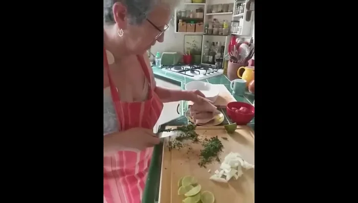 Farcir le poisson avec de l'ail, du persil, des rondelles de citron.