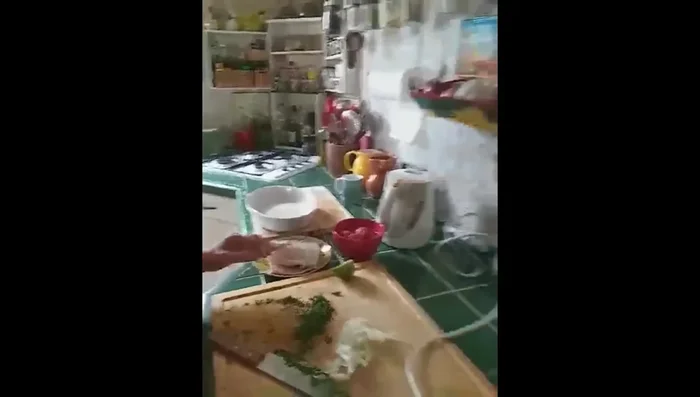 Mettre les légumes (pommes de terre, oignon, persil, tomates) au fond du plat.