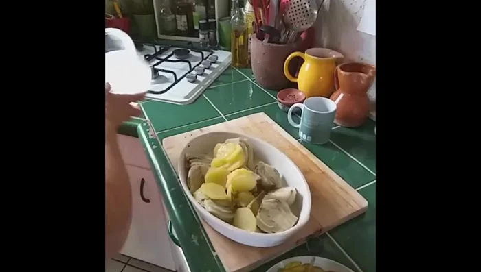 Placer le poisson au milieu des légumes.