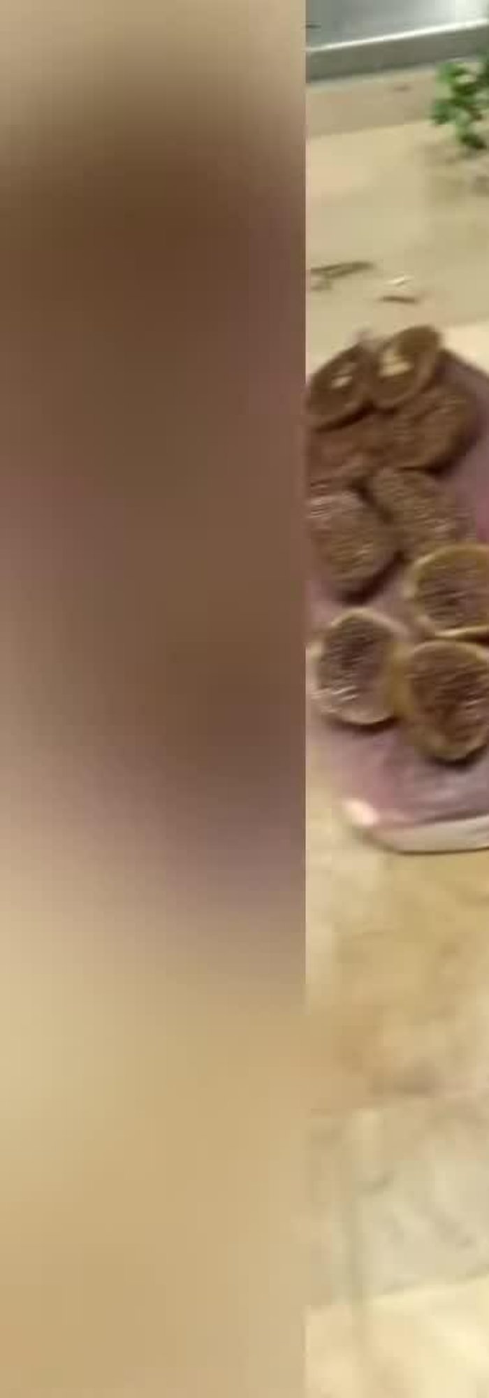 Nettoyer les magrets de canard : enlever les nerfs et dégraisser.