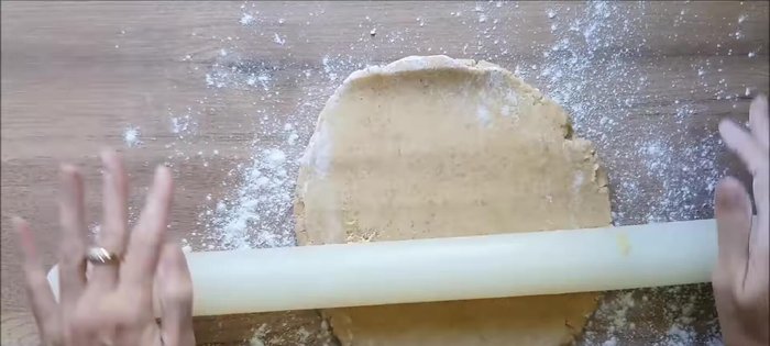 Étaler la pâte sur 4mm d'épaisseur. Foncer un moule à tarte. Piquer le fond à la fourchette et réfrigérer pendant 1 heure.