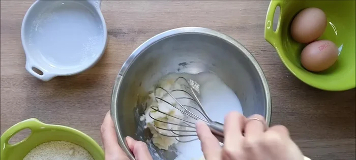 Préparation de la crème d'amande : Mélanger le beurre mou avec le sucre. Ajouter les œufs, puis la poudre d'amandes et le rhum (facultatif).