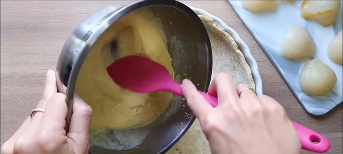 Verser 3/4 de la crème d'amande sur le fond de tarte précuit.